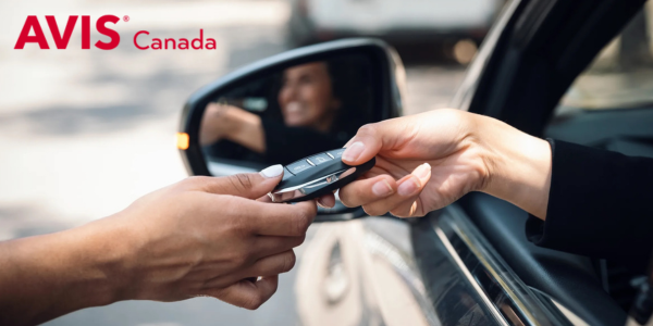 Someone handing another person car keys, with their face visible in the car mirror, and the AVIS logo in the top left