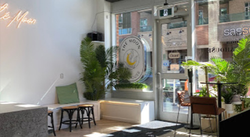 Inside Thé Moon Tea House